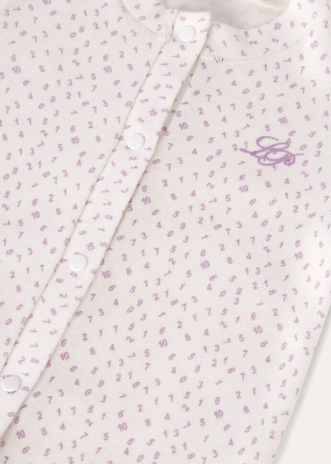 Baby-Strampler mit kleinen Zahlen